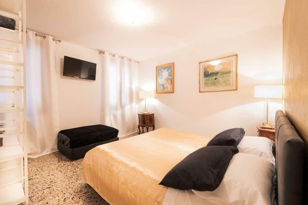 Apartment Andrea Flat 1st Floor Venice